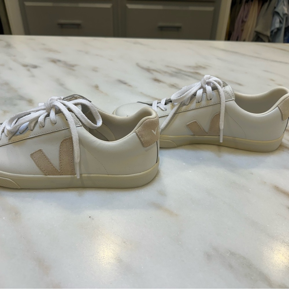New never worn Veja sneakers - Picture 6 of 6